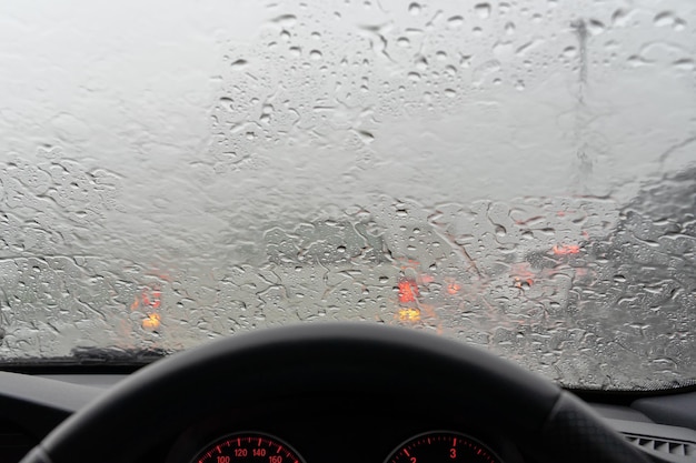 Korek podczas jazdy w ulewnym deszczu