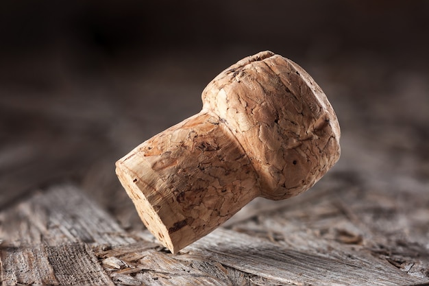 Korek szampana wykonany z naturalnego drewna