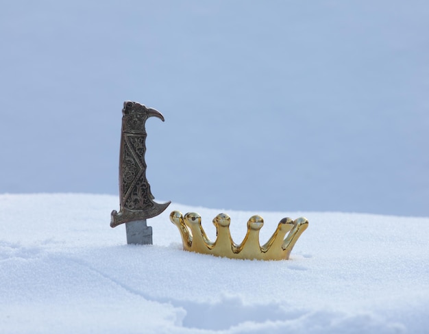 korona i miecz w śniegu