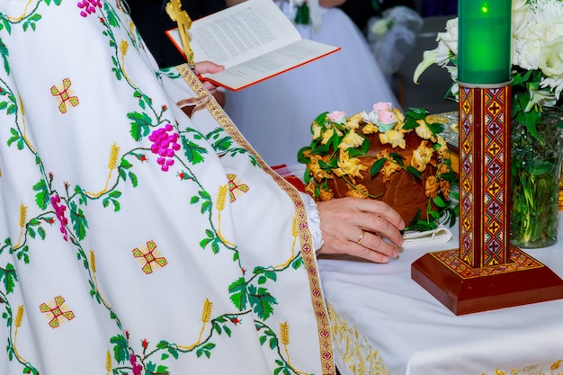 Zdjęcie korona kościelna na ołtarzu