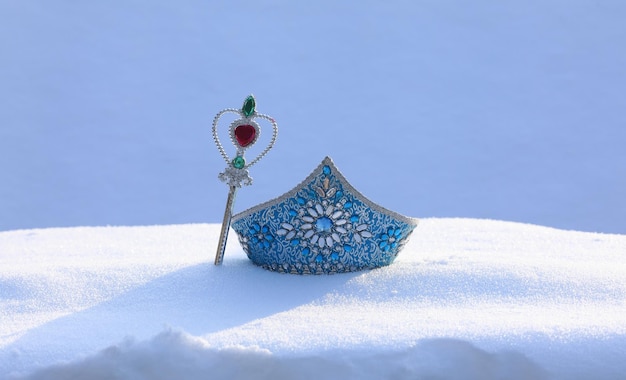 korona księżniczki na białym tle na śniegu