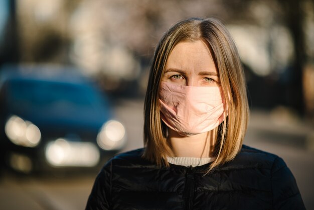 Koronawirus. Dziewczyna Z Maską Podczas Pandemii Covid-19 Na Ulicy