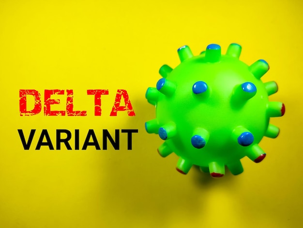 Zdjęcie koronawirus zabawkowy z tekstem delta variant na żółtym tle
