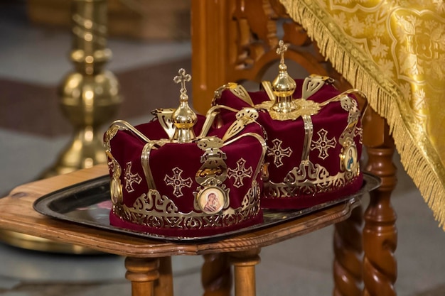 Zdjęcie korony ślubne na krześle w kościele prawosławnym