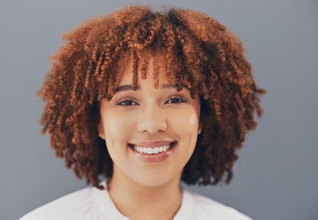 Korporacyjny portret czarnej kobiety i uśmiech z makijażem i kosmetykami na szarym tle Młody menedżer gen z afrykańska dziewczyna i blask na skórze z wizją szczęścia i misją kariery