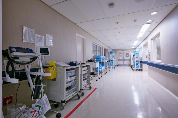 Korytarz leczenia Ujęcie pustego korytarza ze sprzętem medycznym wzdłuż ścian szpitala