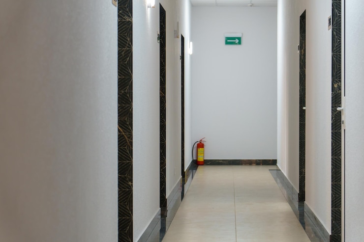 Zdjęcie korytarz w budynku biurowym typu urbanistycznego nowoczesne wnętrze holu budynku biurowego ze szklanymi drzwiami i czystymi białymi ścianami oświetlony długi korytarz w nowoczesnym centrum biznesowym