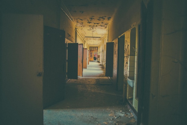 Zdjęcie korytarz w opuszczonym budynku