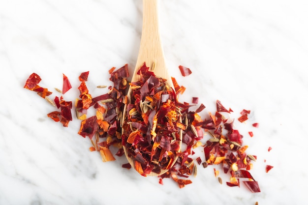 Korzenna cutted Chili peper mieszanka na kamiennym tle