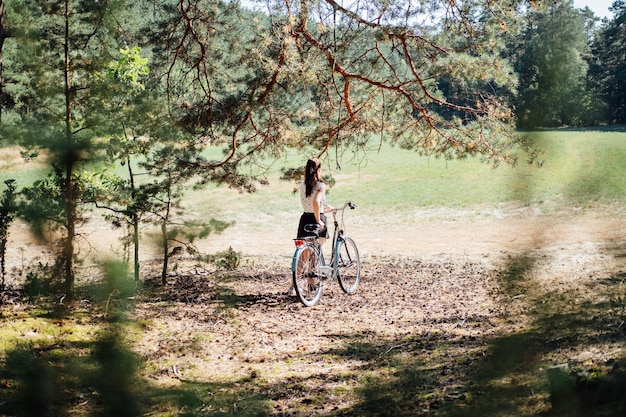 Korzyści dla zdrowia psychicznego wynikające z jazdy na rowerze zmniejszają niepokój, jeżdżąc na rowerze w lesie, leśne ścieżki rowerowe pojedyncze