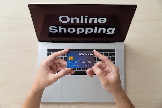 Korzystanie z laptopa i karty kredytowej podczas zakupów online