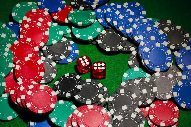 Kości i żetony do pokera na zielonym stole