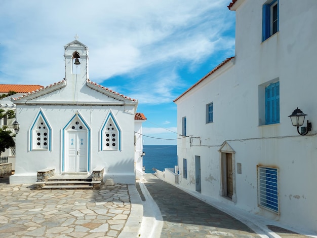 Kościół Agia Varvara na wyspie Andros Chora miasto Cyklady Grecja Morze tle nieba