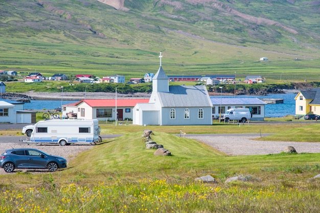 Kościół Bakkagerdi w fiordzie Borgarfjordur Eystri w Islandii
