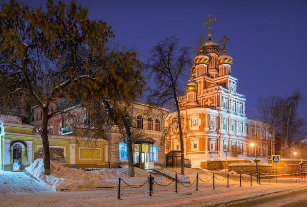 Kościół Bożego Narodzenia w Niżnym Nowogrodzie w zimowy wieczór