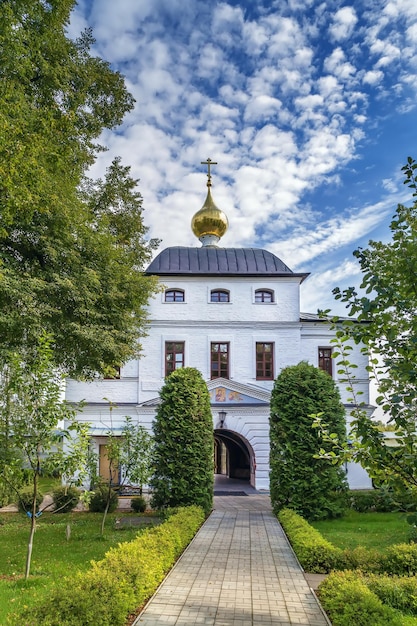 Zdjęcie kościół bramy w klasztorze świętej trójcy w stefano-makhrishchsky