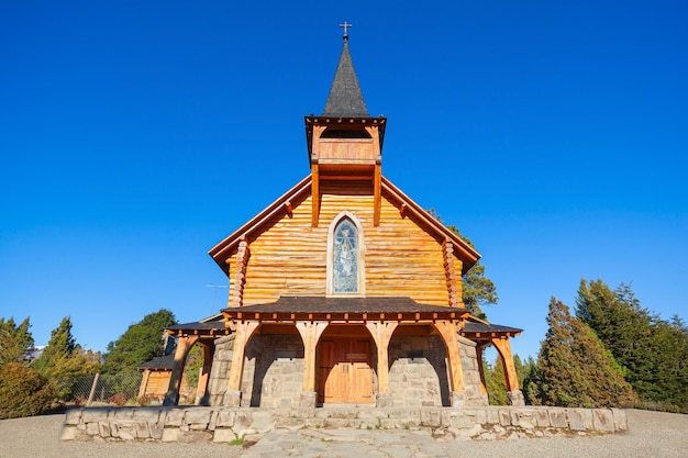 Zdjęcie kościół capilla san eduardo na trasie circuito chico w parku narodowym nahuel huapi w pobliżu bariloche, region patagonii w argentynie.