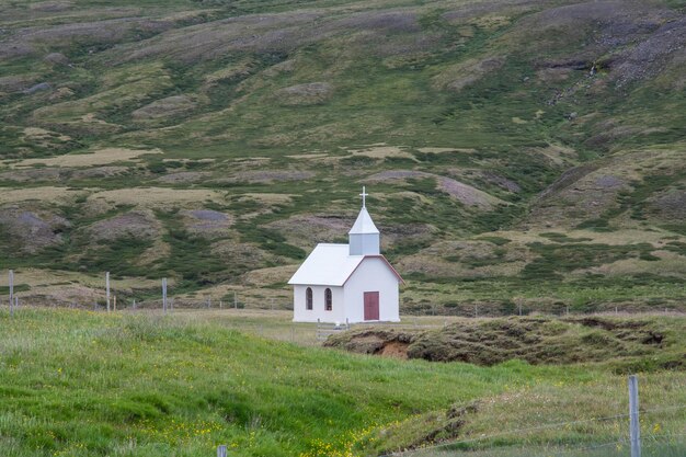 Kościół Eiriksstadakirkja w Jokuldalur na wiejskich terenach Islandii