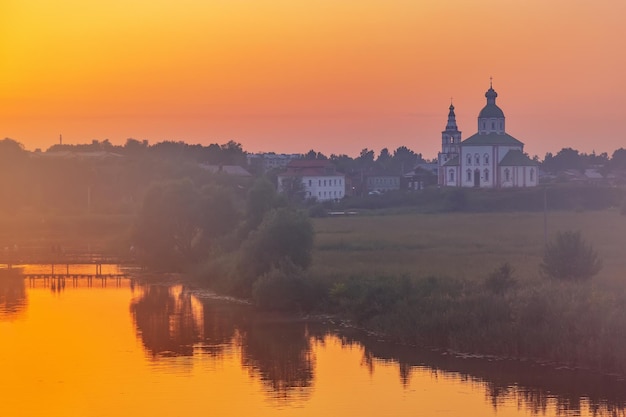 Kościół Eliasza Proroka nad rzeką Kamenka, Rosja. Letni słoneczny dzień zachód słońca.