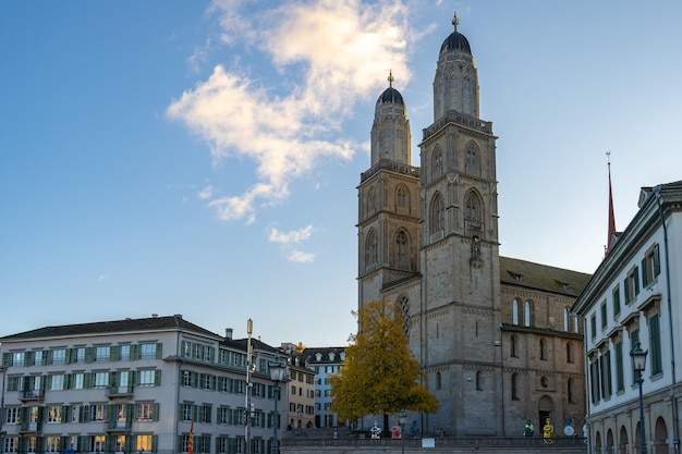 Zdjęcie kościół grossmunster z panoramą miasta w zurychu w szwajcarii.