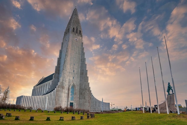 Kościół Hallgrimskirkja i pomnik odkrywcy w Reykjaivku na tle nieba o zachodzie słońca