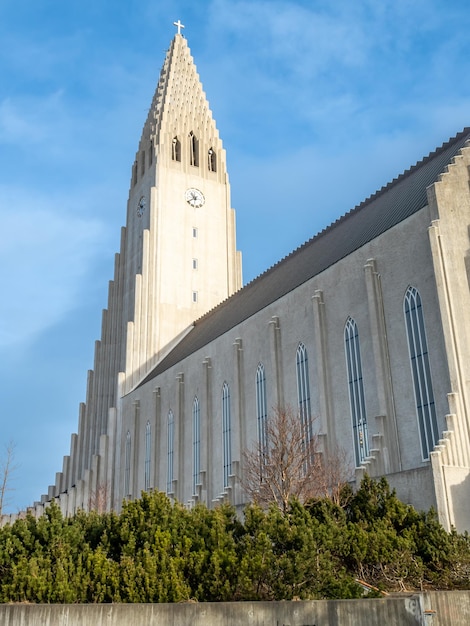 Kościół Hallgrimskirkja najbardziej znane miejsce pod pochmurnym porannym niebem Reykjavik na Islandii