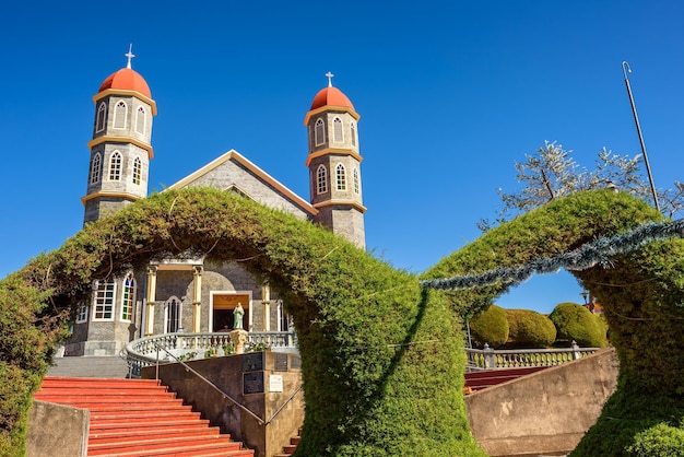 Kościół katolicki z parkiem w Zarcero Kostaryka