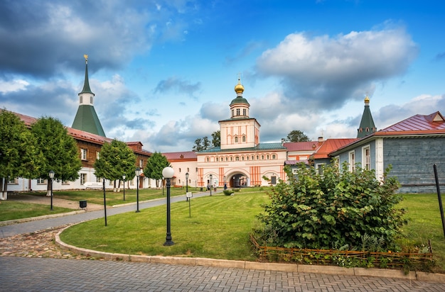 Kościół klasztoru Iversky w słoneczny letni wieczór