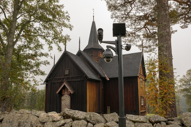 Kościół klepkowy w Nore z kamerą monitorującą przed norwegią