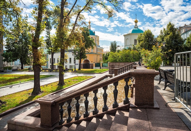 Kościół Kosmy i Damiana przy ulicy Stoleshnikov Moskwy i balustrada fontanny