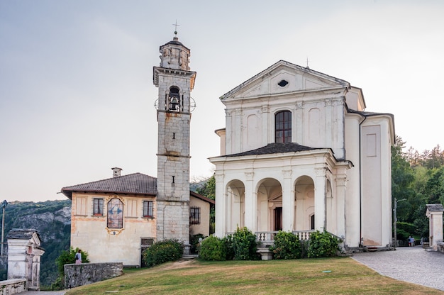 Kościół Madonna del Sasso, w panoramicznym miejscu nad jeziorem Orta w północnym Piemoncie