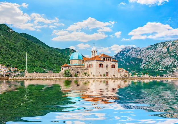 Kościół Matki Boskiej na Skale na wyspie w pobliżu Perast, Czarnogóra