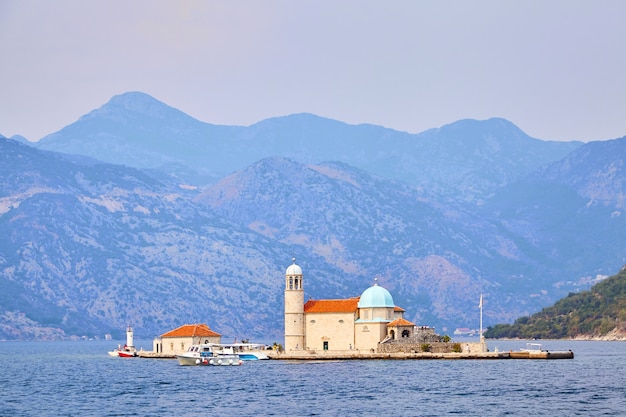 Kościół Matki Boskiej Skały Na Wyspie W Zatoce Boka Kotor, Góry, Adriatyk, Czarnogóra