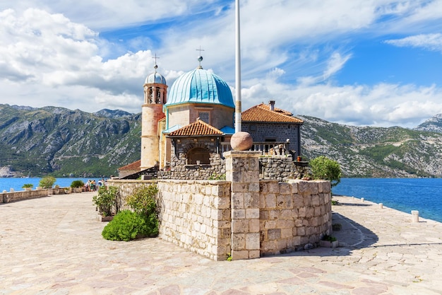 Zdjęcie kościół matki bożej z skał na morzu adriatyckim w zatoce kotor czarnogóra