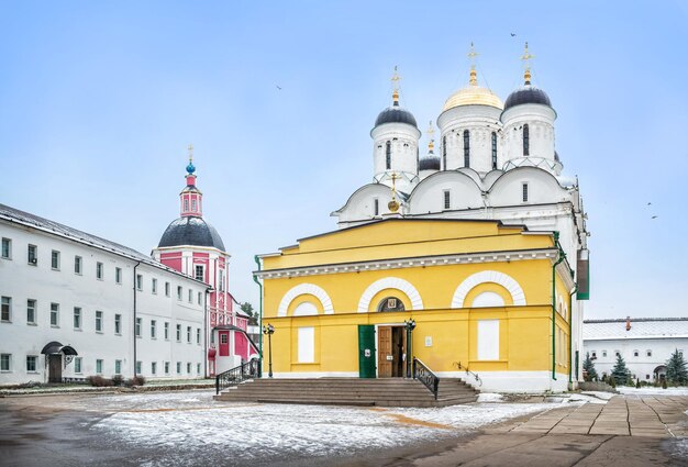 Kościół Mitrofanievskaya i Sobór Narodzenia Pańskiego w klasztorze Pafnutiev w Borovsk