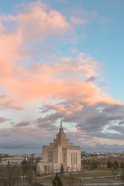 Kościół Mormonów. Piękne niebo o zachodzie słońca. Piękno Ukrainy. Architektura Ukrainy.