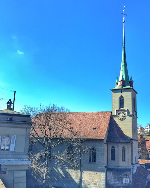Kościół na czystym niebieskim niebie