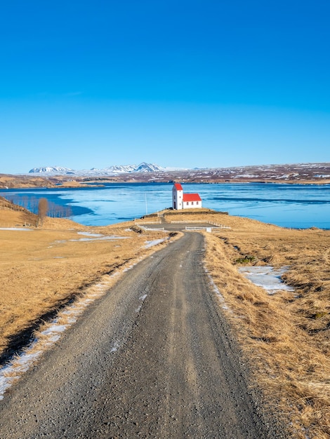 Kościół na jeziorze Ulfljotsvatn znany jako Ulfljotsvatnskirkja to piękny punkt widokowy na Islandii