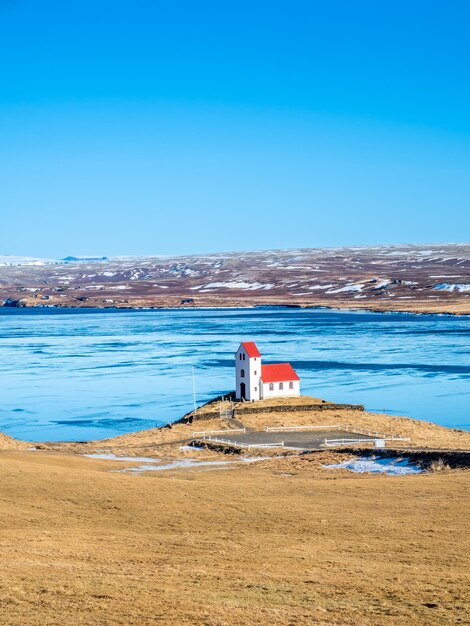 Kościół na jeziorze Ulfljotsvatn znany jako Ulfljotsvatnskirkja to piękny punkt widokowy na Islandii