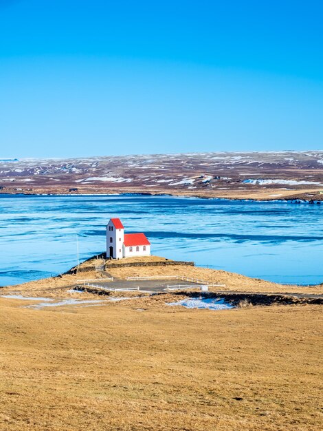 Kościół na jeziorze Ulfljotsvatn znany jako Ulfljotsvatnskirkja to piękny punkt widokowy na Islandii