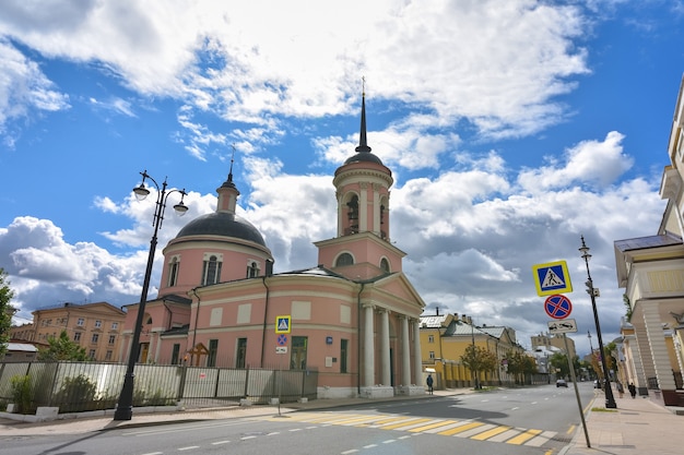 Kościół na tle błękitnego nieba w Moskwie na ulicy Bolszaja Ordynka