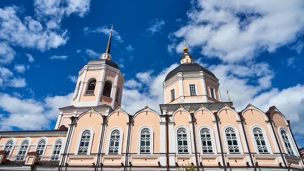 Kościół Na Tle Zachmurzonego Nieba. Tomsk. Rosja.