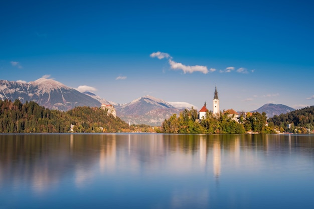 Kościół na wyspie jeziora Bled długa ekspozycja Słowenia