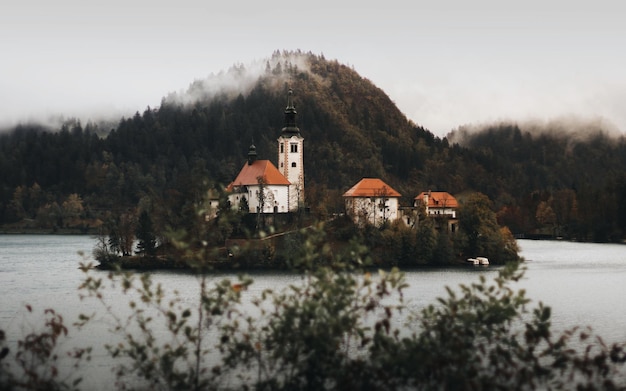Kościół na wyspie w jeziorze Bleed