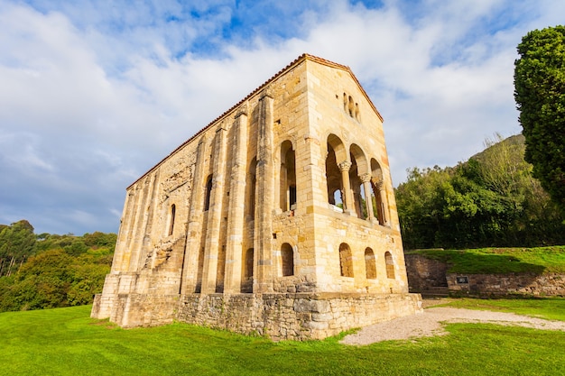 Zdjęcie kościół najświętszej marii panny na górze naranco lub iglesia de santa maria del naranco jest kościołem architektury rzymskokatolickiej asturii w oviedo w północnej hiszpanii