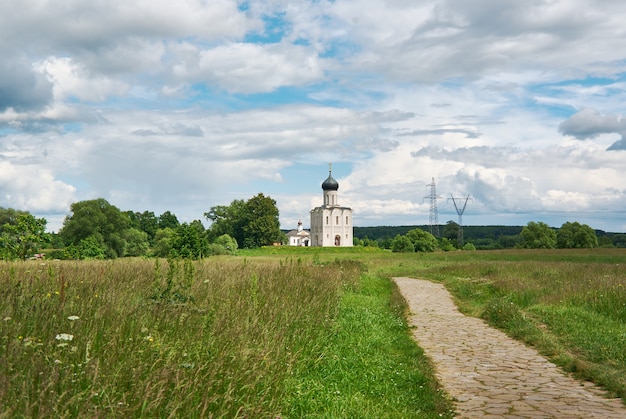 Kościół Najświętszej Marii Panny na rzece Nerl, Bogolyubovo, Rosja. Zarezerwowana łąka w pobliżu kościoła