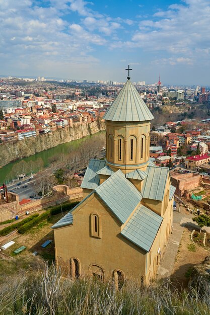 Kościół Narikala to starożytna forteca z widokiem na panoramę Tbilisi.