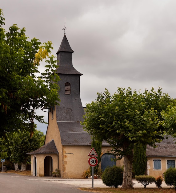 Kościół NotreDame de Geusd'Arzacq znajduje się w PyreneesAtlantiques we Francji