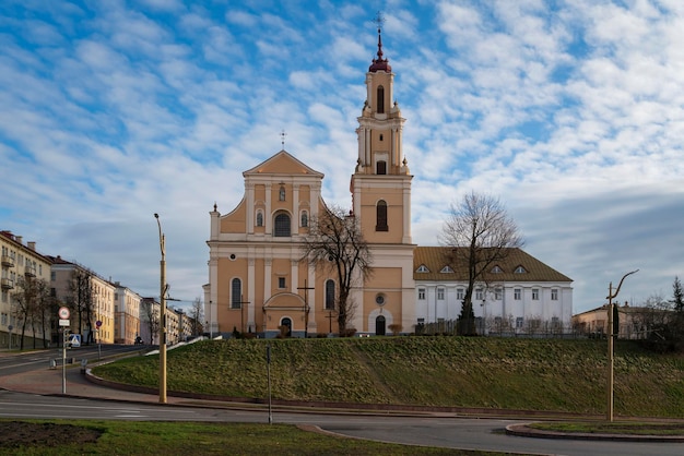 Zdjęcie kościół odnalezienia świętego krzyża i klasztor bernardynów w słoneczny dzień grodno białoruś