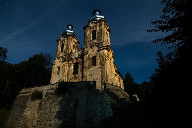 Zdjęcie kościół odwiedzin przy pełni księżyca w wyginęłej wiosce skoky w czechach